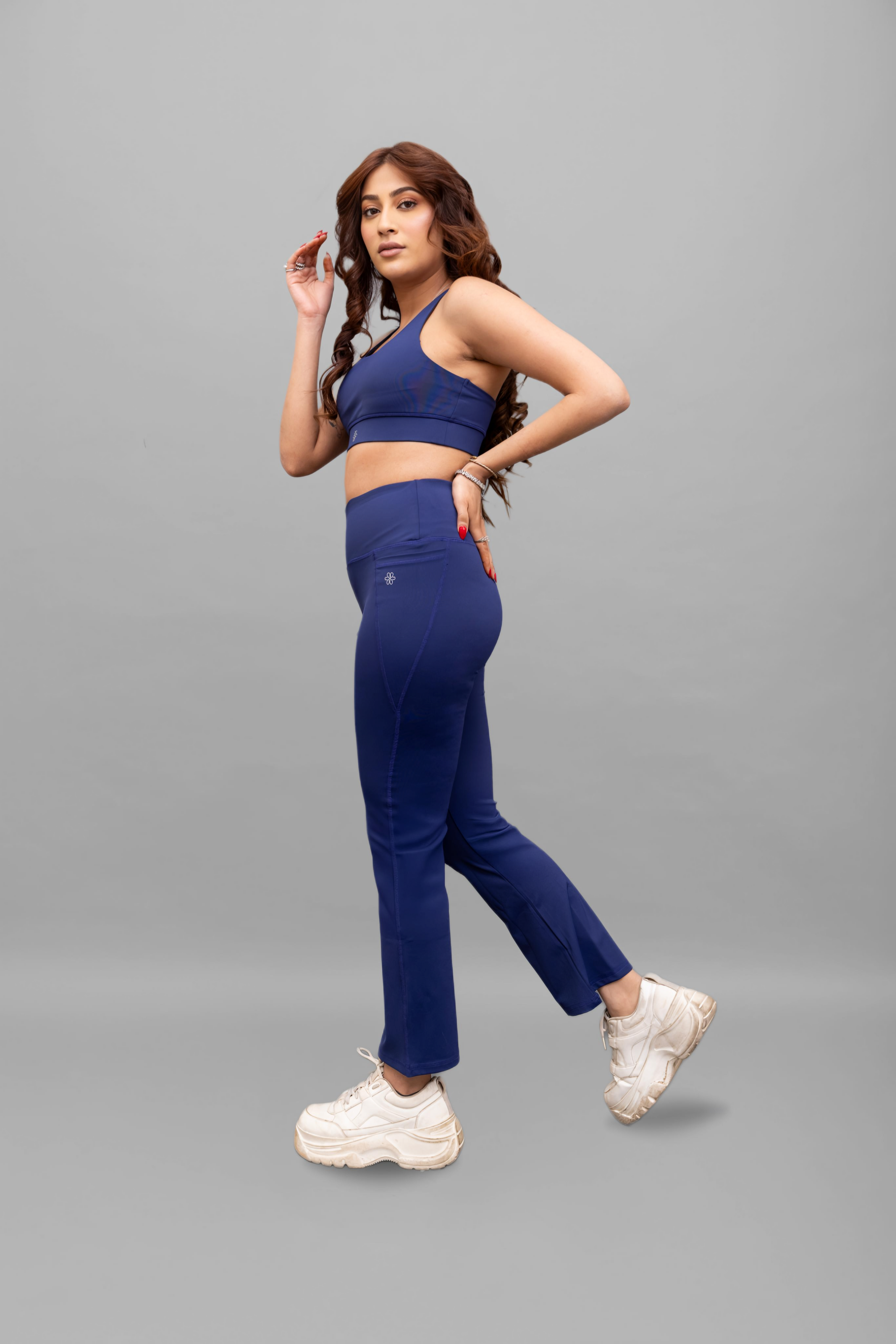 Essential Noir Flare pants