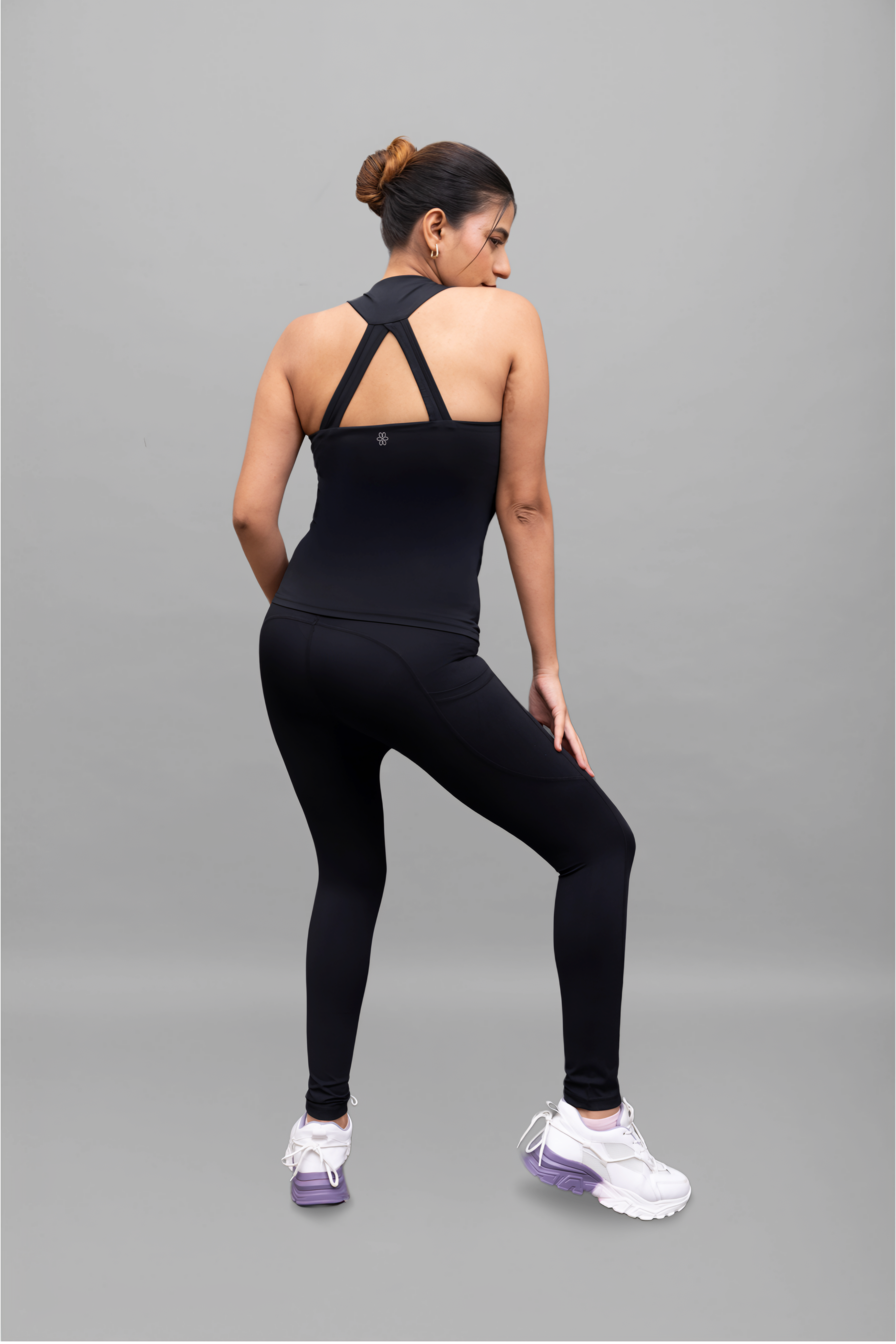 Grace V-Neck Noir Tank & Contour-Fit Noir Leggings