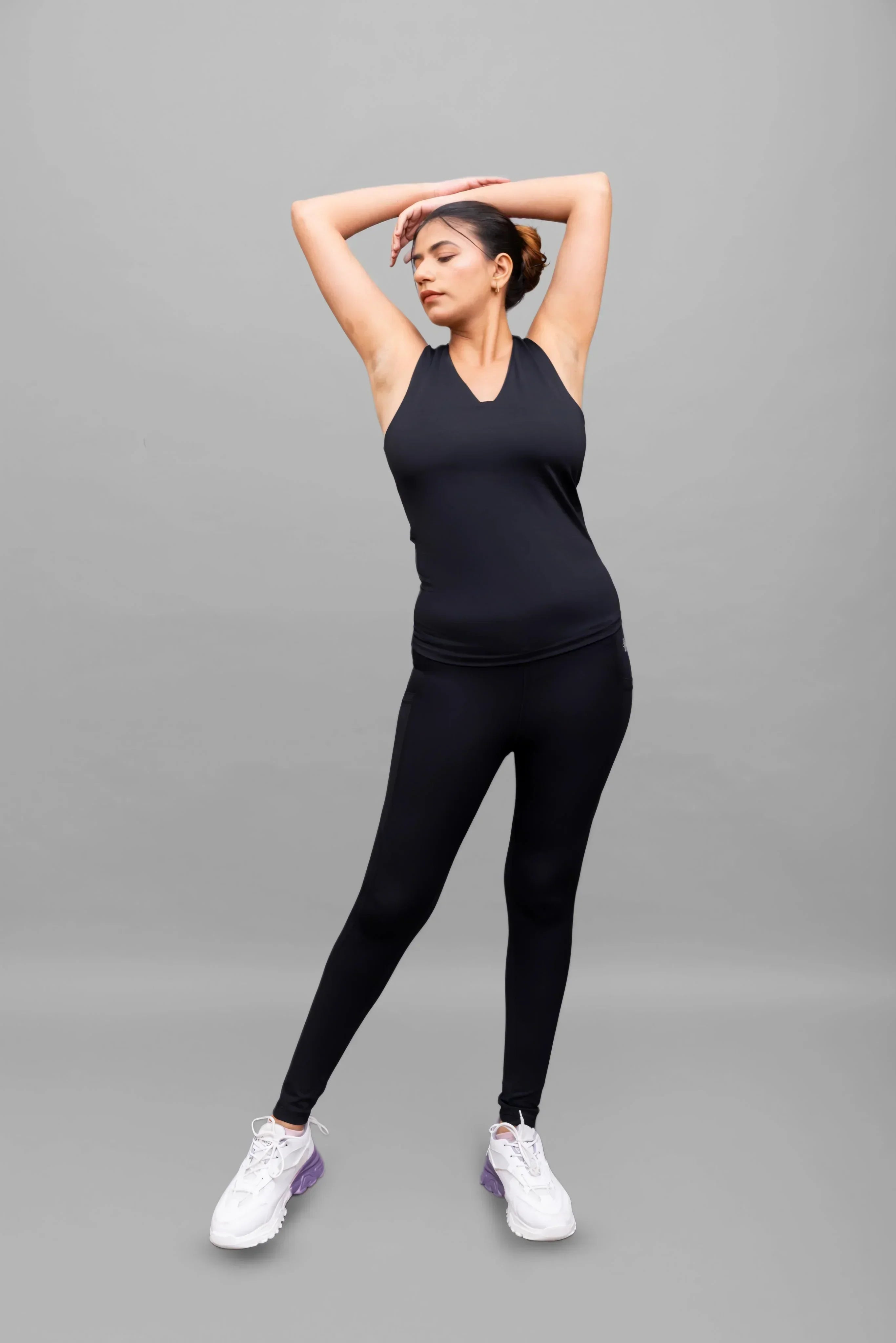 Grace V-Neck Noir Tank & Contour-Fit Noir Leggings