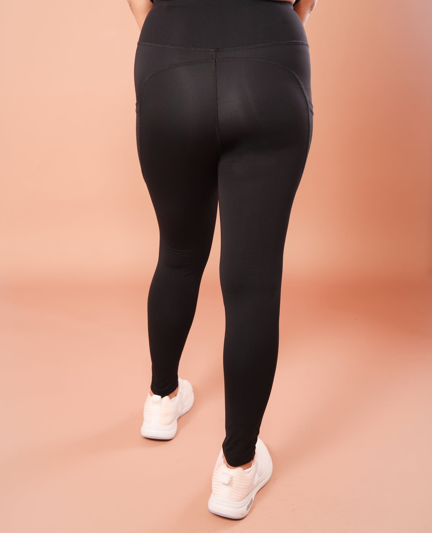 Contour-Fit Noir Leggings