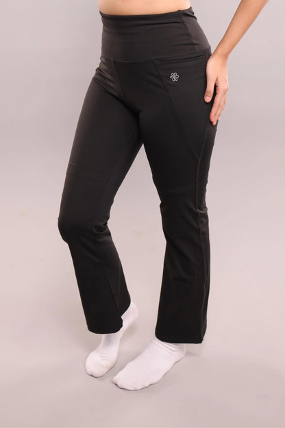 Essential Noir Flare pants